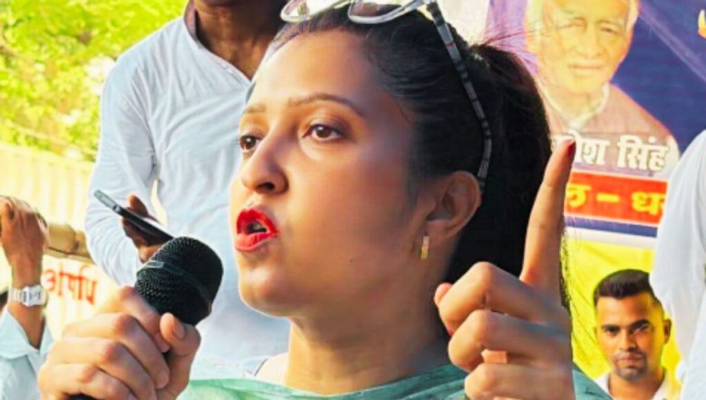 बिहार: गांधी की प्रतिमा पर राजनीति का रंग, मीनापुर से उठी गरम बहस