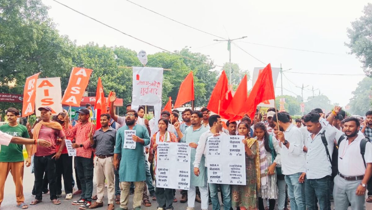 पटना में आइसा–आरवाईए का प्रदर्शन, नीतीश–मोदी का पुतला दहन