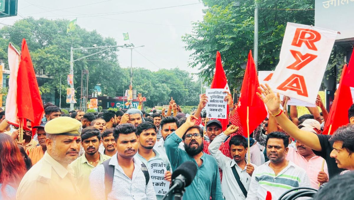 युवाओं पर लाठीचार्ज, सरकार से संवाद गायब