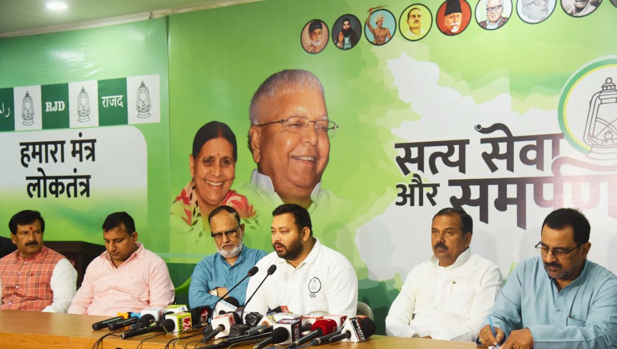 तेजस्वी यादव ने पत्रकारों के सामने वीडियो सबूत पेश करते हुए कहा,