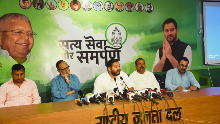 पत्रकार की पिटाई पर गरजे तेजस्वी ,प्रधानमंत्री बताएं, क्या यही है बिहार का जंगलराज? पत्रकार की पिटाई पर गरजे तेजस्वी ,प्रधानमंत्री बताएं, क्या यही है बिहार का जंगलराज?