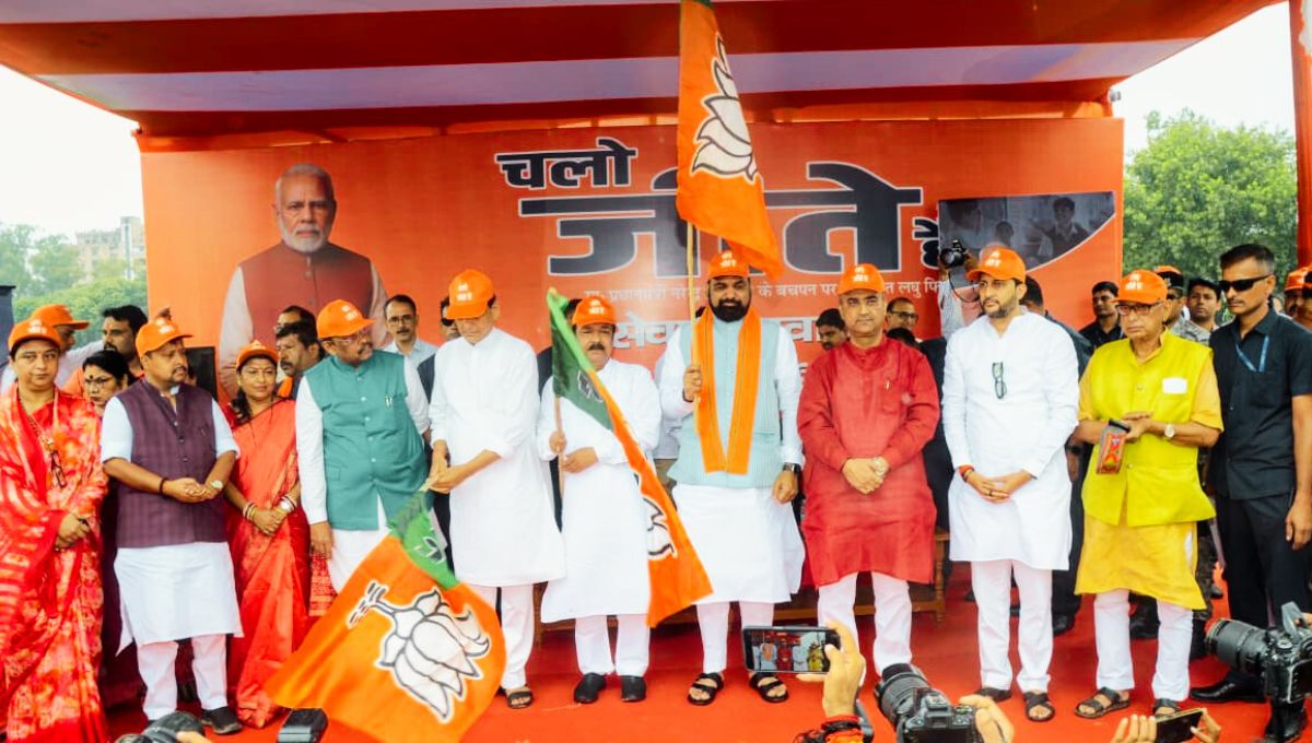 पटना से 243 "चलो जीते हैं" सेवा रथ रवाना,भाजपा ने शुरू किया