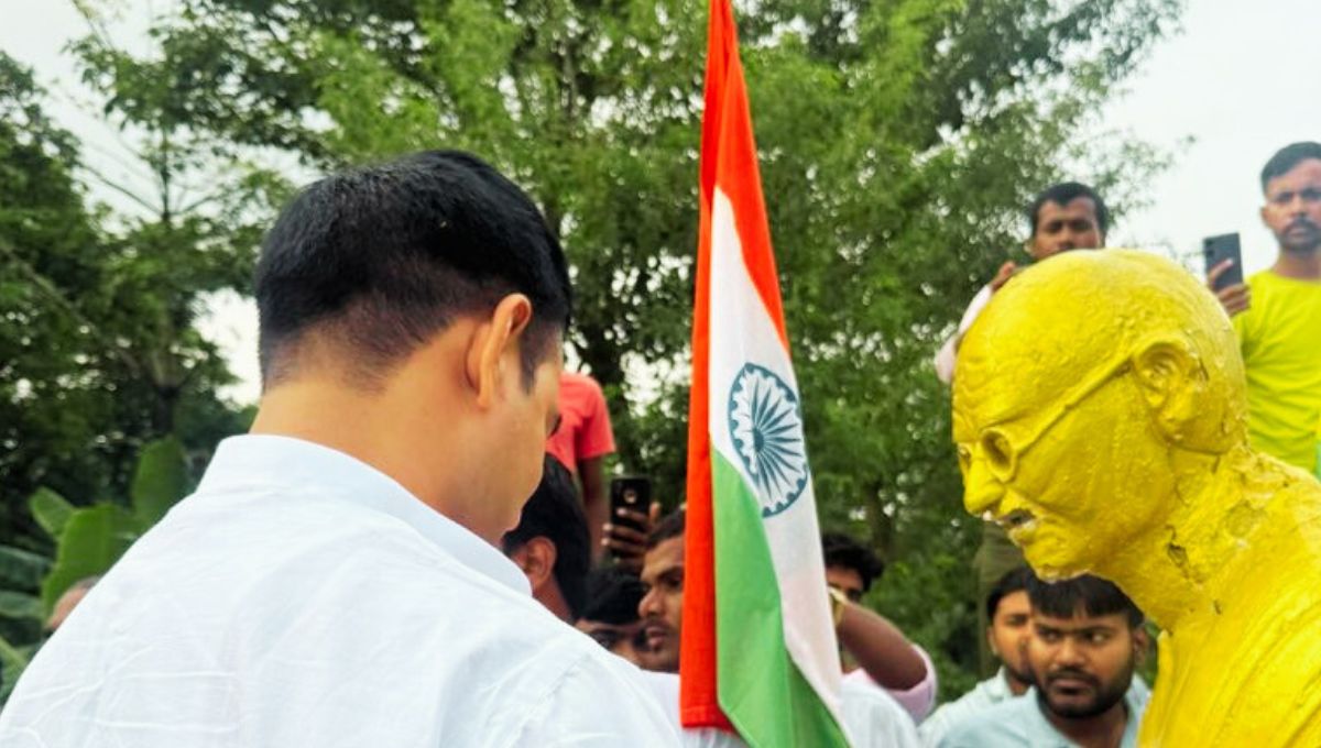 गांधी प्रतिमा पर भाजपा का झंडा लगाने पर तेज प्रताप यादव का हमला