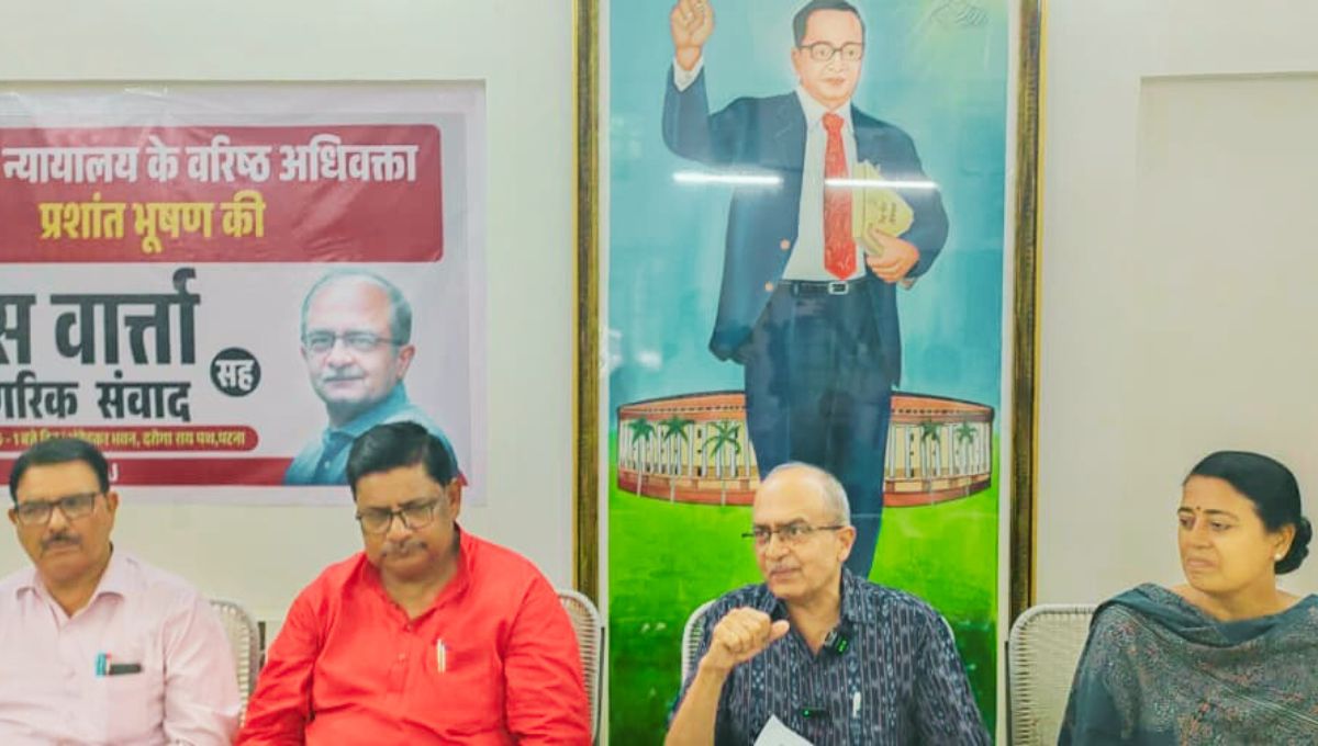 चुनाव आयोग नागरिकता का ठेकेदार बनना चाहता है: प्रशांत भूषण का बड़ा आरोप