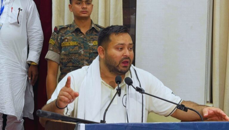 बिहार में दलितों की हकमारी पर तेजस्वी यादव का हमला बिहार में दलितों की हकमारी पर तेजस्वी यादव का बड़ा बयान