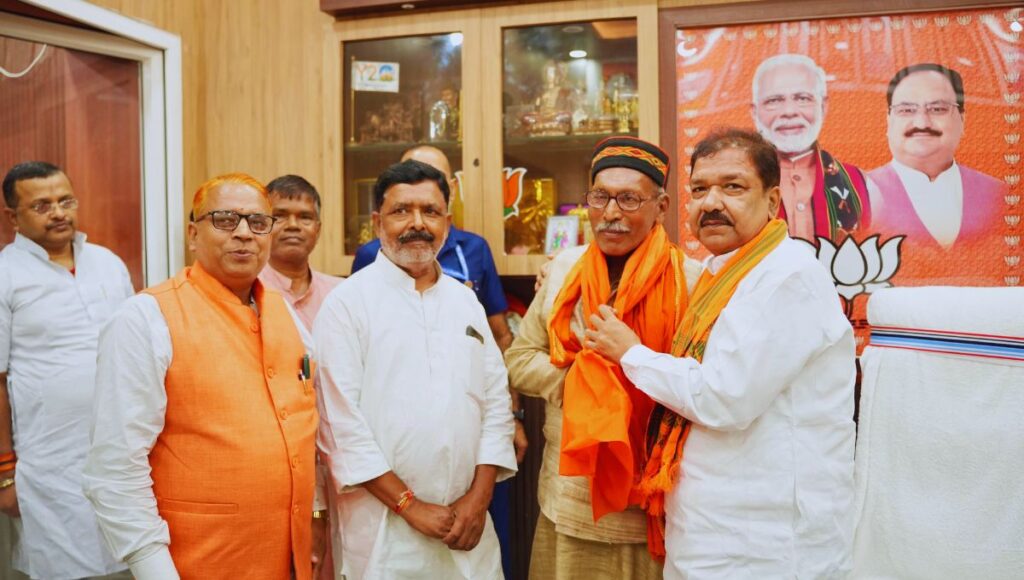 मुंगेर के राजद जिलाध्यक्ष सहित सैकड़ों समर्थक बने भाजपा सदस्य