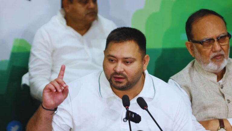 तेजस्वी यादव की ऐतिहासिक घोषणा: हर परिवार को सरकारी नौकरी तेजस्वी यादव की ऐतिहासिक घोषणा: हर परिवार को सरकारी नौकरी
