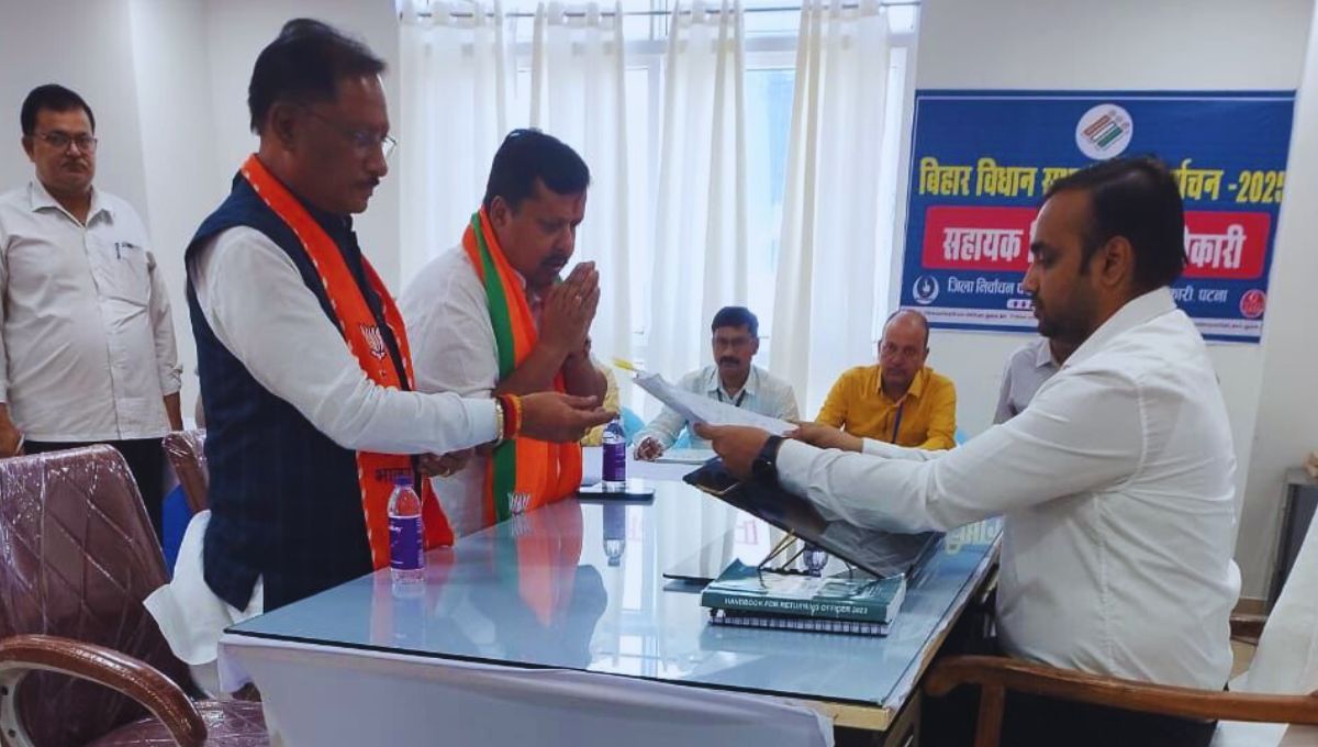 पूजा-अर्चना और पिता की स्मृति को नमन कर किया नामांकन पूजा-अर्चना और पिता की स्मृति को नमन कर किया नामांकन
