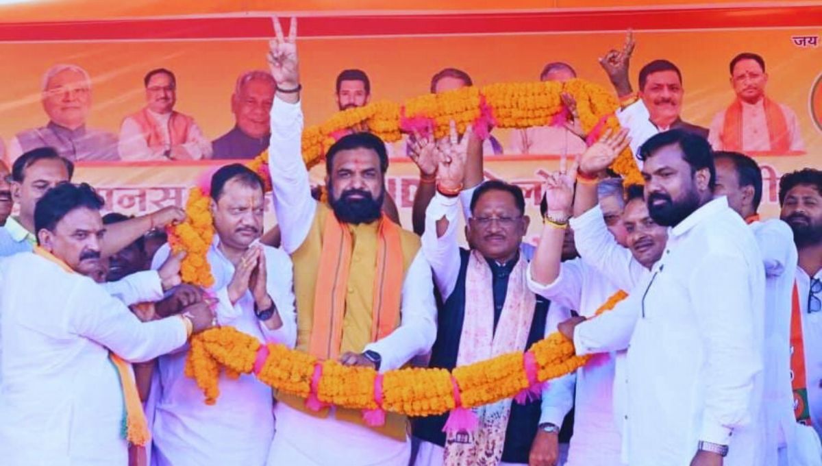 मंत्रियों और नेताओं का नामांकन – एनडीए में उत्साह मंत्रियों और नेताओं का नामांकन – एनडीए में उत्साह