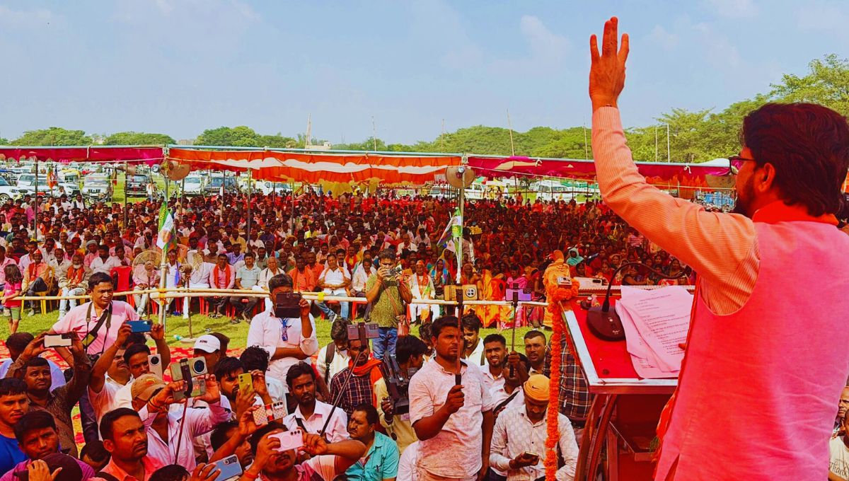 नौकरी के नाम पर ठगी, जमीन के बदले नौकरी की लूट नौकरी के नाम पर ठगी, जमीन के बदले नौकरी की लूट