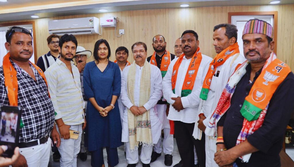 एनडीए के नेतृत्व में बिहार आगे बढ़ रहा है: वीआईपी के सैकड़ों समर्थक भाजपा में शामिल
