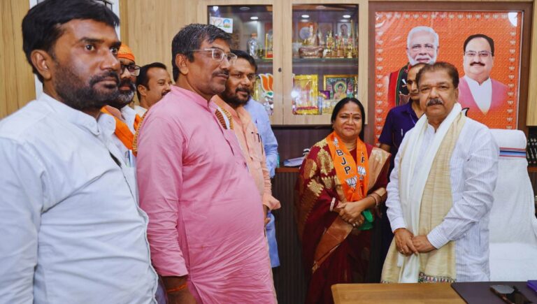 राजद महिला मोर्चा की राष्ट्रीय सचिव हीरामनी तांती भाजपा में शामिल राजद महिला मोर्चा की राष्ट्रीय सचिव हीरामनी तांती भाजपा में शामिल