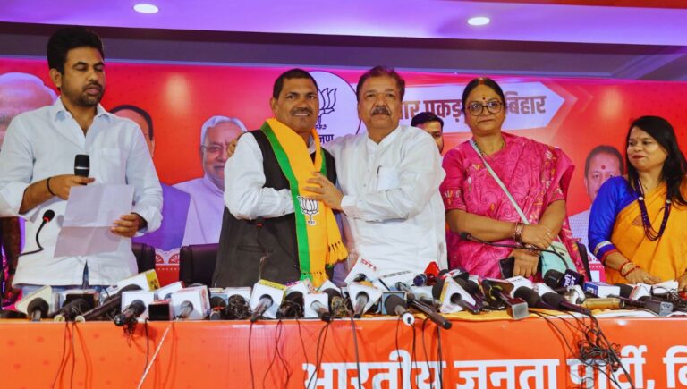 जन सुराज के नेताओं ने भाजपा का दामन थामा, एनडीए को दिया समर्थन जन सुराज के नेताओं ने भाजपा का दामन थामा, एनडीए को दिया समर्थन