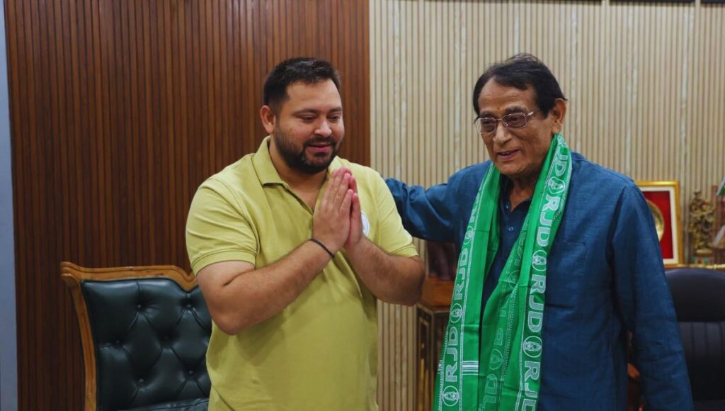 पूर्व विधान पार्षद राम कुमार सिंह ने थामा राजद का दामन, तेजस्वी यादव ने किया स्वागत