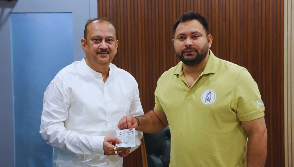 पूर्व विधान पार्षद राम कुमार सिंह ने थामा राजद का दामन, तेजस्वी यादव ने किया स्वागत पूर्व विधान पार्षद राम कुमार सिंह ने थामा राजद का दामन, तेजस्वी यादव ने किया स्वागत