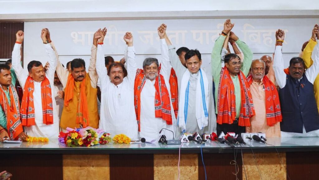 वीआईपी और राजद के सैकड़ों नेताओं ने थामा कमल, भाजपा में बड़ा राजनीतिक समावेश