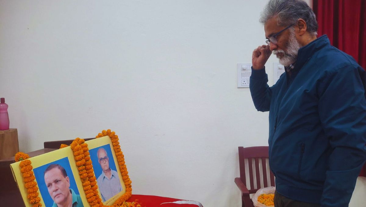 श्रद्धांजलि के साथ बैठक की शुरुआत श्रद्धांजलि के साथ बैठक की शुरुआत