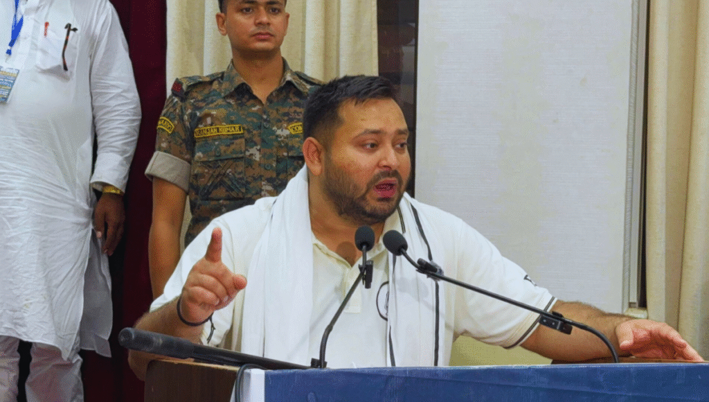 तेजस्वी यादव का बड़ा आरोप — “गृहमंत्री अधिकारियों को धमका रहे, CCTV बंद कर गुप्त बैठकें हो रहीं”