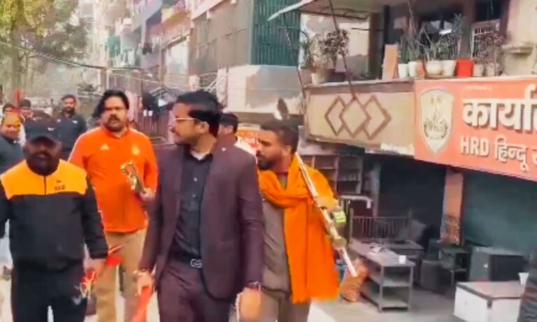 देश में तलवारें बाँटी जा रही हैं… देश किस दिशा में जा रही है?