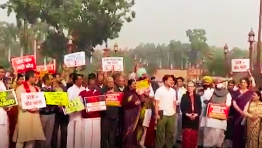 SIR प्रक्रिया पर बढ़ता सवाल और सरकार की चुप्पी