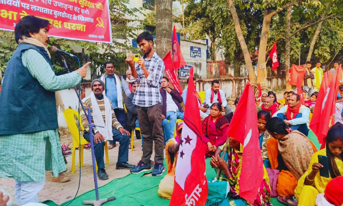 सरकार में भाजपा का वर्चस्व, गरीबों पर बुलडोजर की राजनीति — महबूब आलम सरकार में भाजपा का वर्चस्व, गरीबों पर बुलडोजर की राजनीति — महबूब आलम