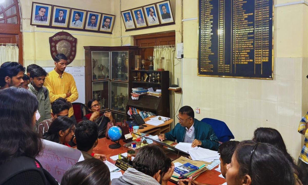 प्राचार्य से मुलाकात, ज्ञापन सौंपा—फिर भी छात्रों में गहरी नाराजगी प्राचार्य से मुलाकात, ज्ञापन सौंपा—फिर भी छात्रों में गहरी नाराजगी