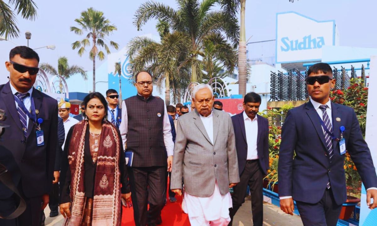 निरीक्षण के बाद समीक्षा बैठक: डेयरी समितियों के विस्तार पर जोर