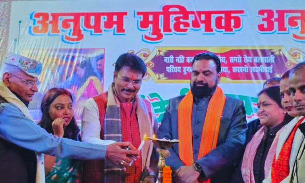 टीम वर्क और लिविंग टुगेदर की भावना होती है मजबूत