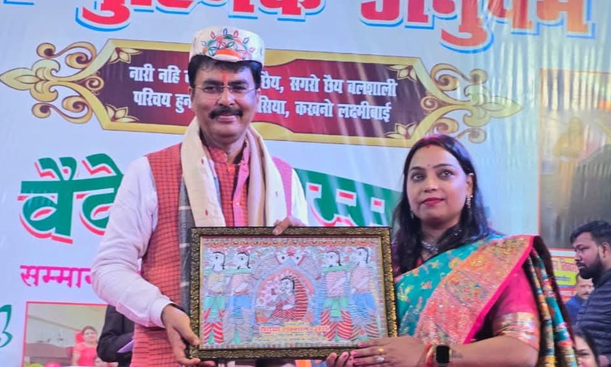 स्थानीय कलाकारों की प्रतिभा को मिलता है मंच