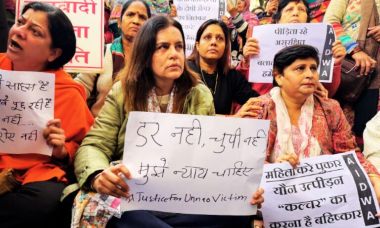 उन्नाव रेप केस: दिल्ली हाईकोर्ट के बाहर योगिता भयाना विरोध करते, चुप्पी भी अपराध है का बुलंद संदेश