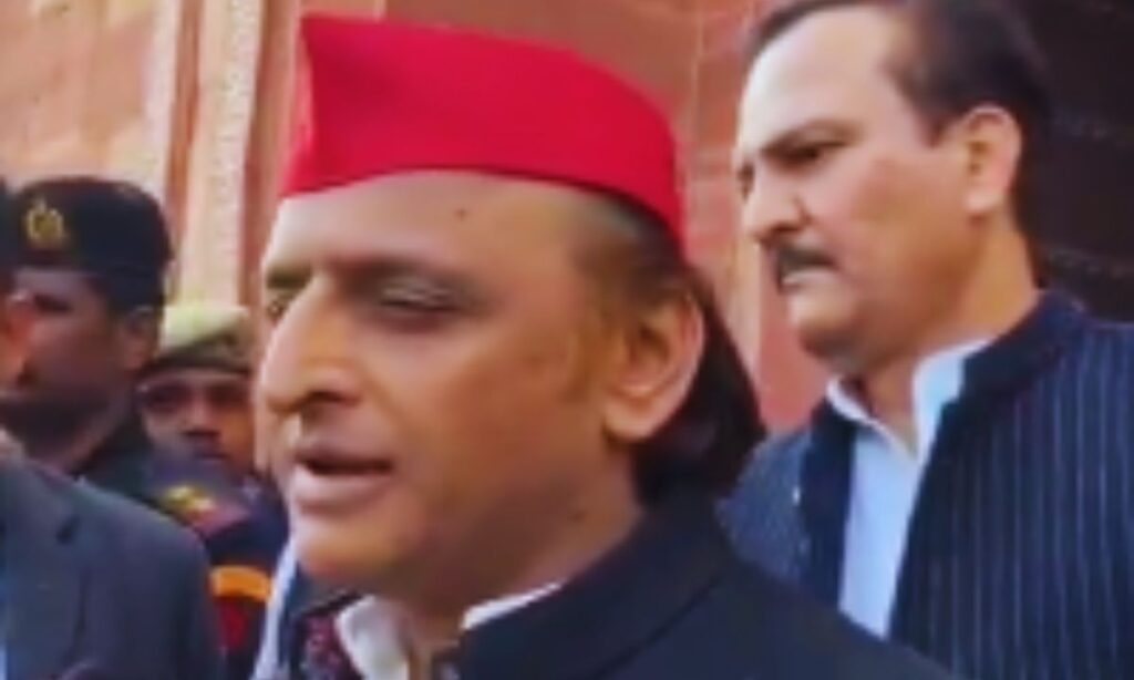 संत समाज का अपमान और सत्ता का अहंकार: अखिलेश यादव का हमला