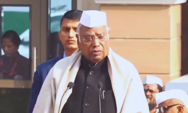 BJP सरकार पर कांग्रेस का बड़ा हमला: मनरेगा से जनगणना तक, कॉरपोरेट हितों की राजनीति का आरोप BJP सरकार पर कांग्रेस का बड़ा हमला: मनरेगा से जनगणना तक, कॉरपोरेट हितों की राजनीति का आरोप