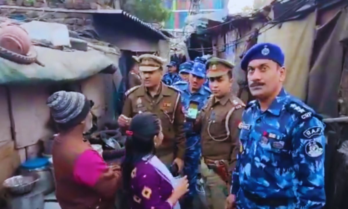 गरीब बनाम सत्ता: पहचान का संकट