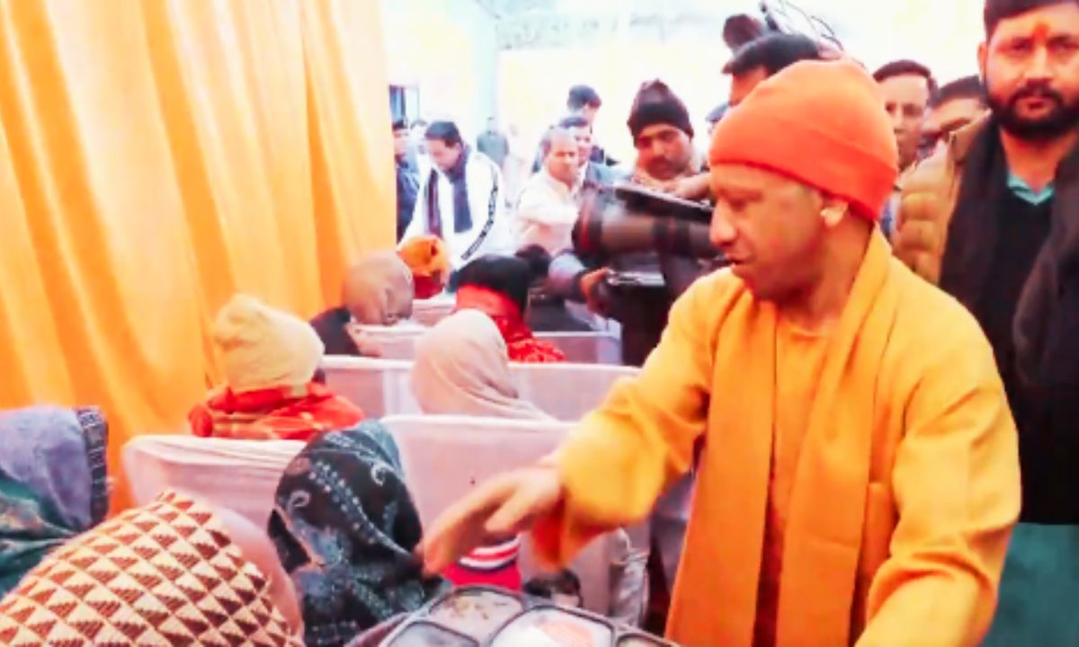 शीतलहर में मानवता की ढाल बनी योगी सरकार: रैन बसेरों से राहत तक