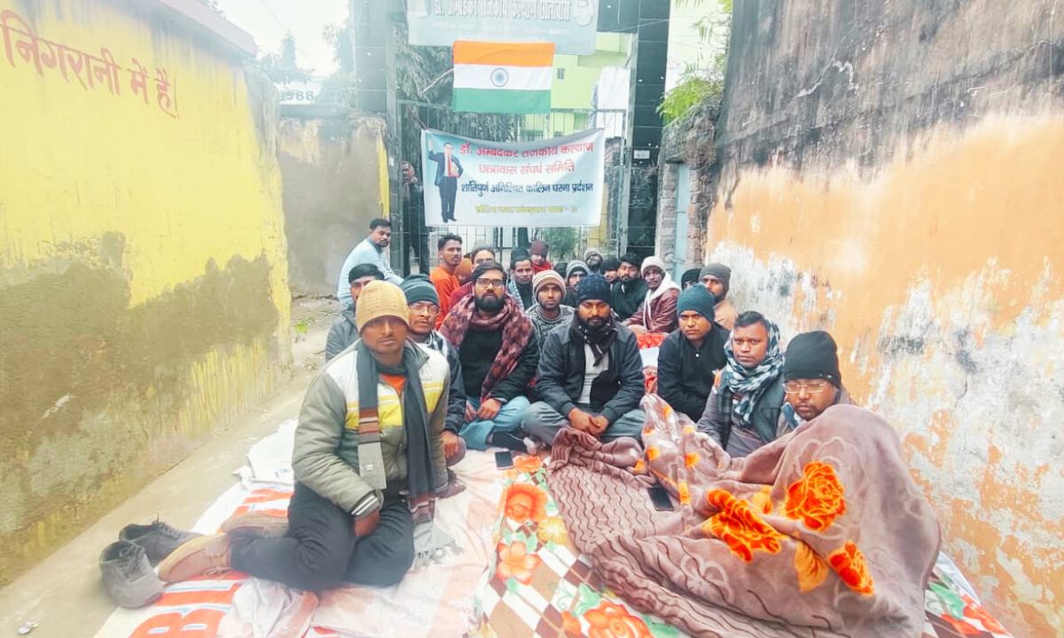 अंबेडकर कल्याण छात्रावास विवाद: कड़ाके की ठंड में छात्रों का धरना, सरकार से अविलंब समाधान की मांग