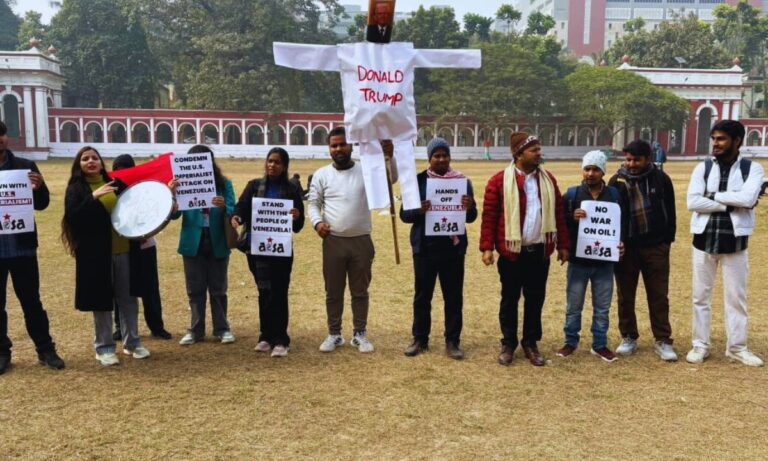 वेनेजुएला पर अमेरिकी कार्रवाई के खिलाफ पटना में विरोध प्रदर्शन