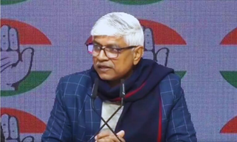 मेरठ में दलित महिला की हत्या और बेटी अपहरण के विरोध में लोग प्रदर्शन करते हुए