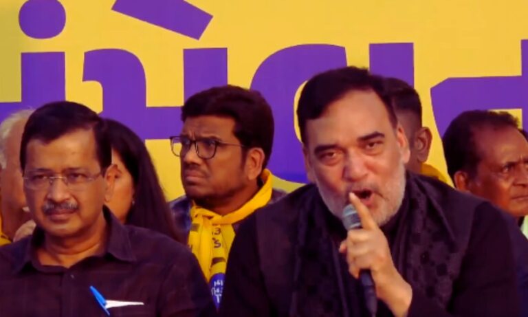 गुजरात में आम आदमी पार्टी के बूथ कार्यक्रम रद्द होने पर आरोप