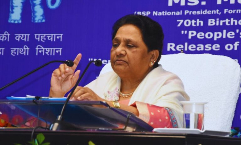 मायावती संसद सत्र और मदरसा मुद्दे पर बयान देती हुईं