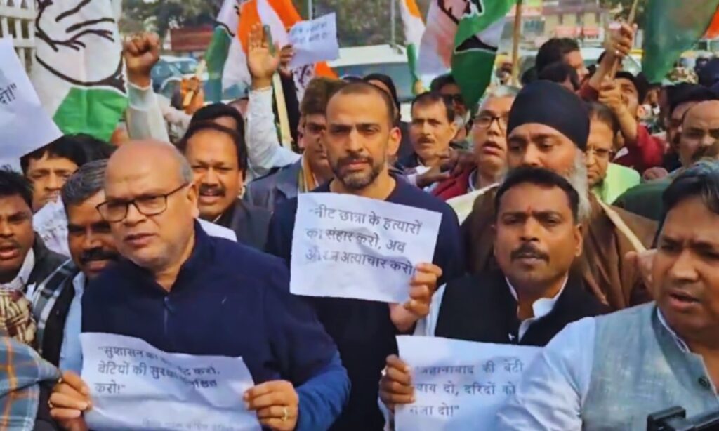 पटना आयकर गोलंबर पर कांग्रेस कार्यकर्ताओं का विरोध प्रदर्शन