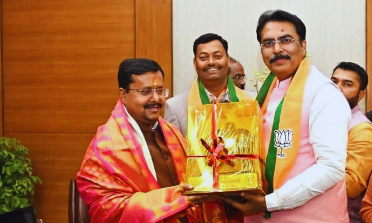 बिहार भाजपा कार्यालय में मनी होली-दिवाली, आतिशबाजी