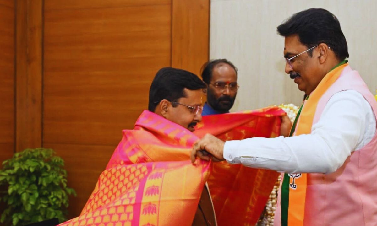 ढोल-नगाड़ों, झंडों और नारों के बीच गूंजा पार्टी कार्यालय