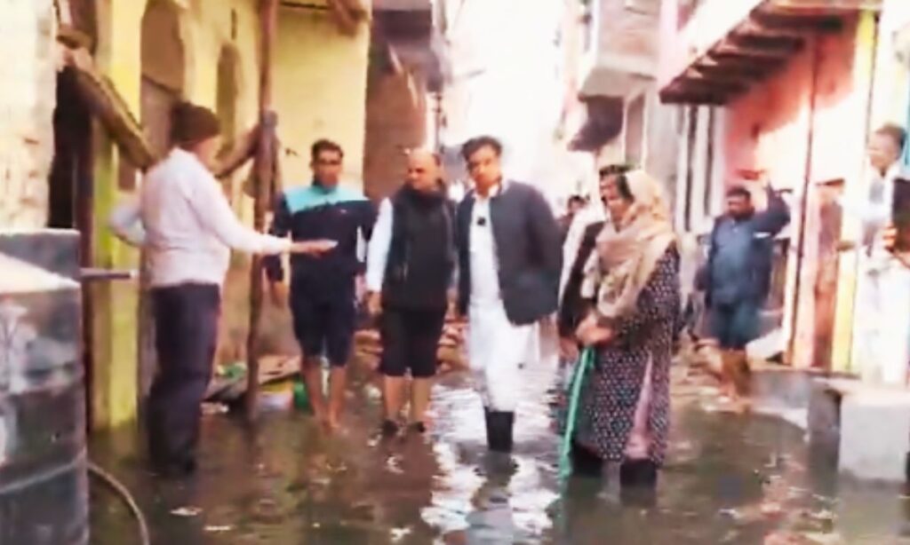 दिल्ली के किराड़ी में भयंकर जलभराव: जनता त्रस्त, कांग्रेस ने उठाई आवाज