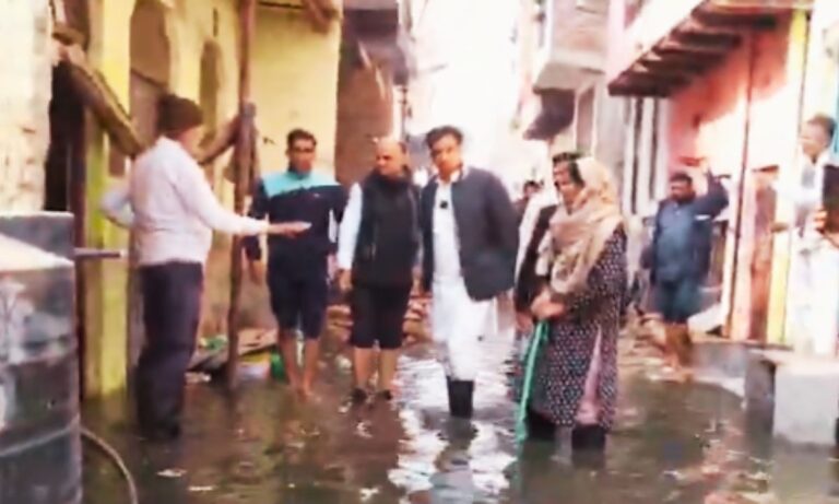 दिल्ली के किराड़ी में भयंकर जलभराव: जनता त्रस्त, कांग्रेस ने उठाई आवाज