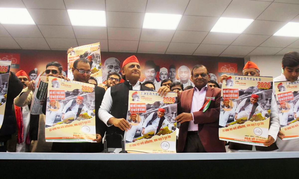 लखनऊ में अखिलेश यादव ने पीडीए राजनीति 2026 कैलेंडर जारी किया