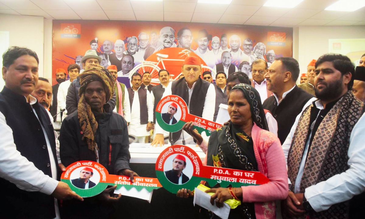 बेघर परिवार को घर की चाबी और आर्थिक मदद