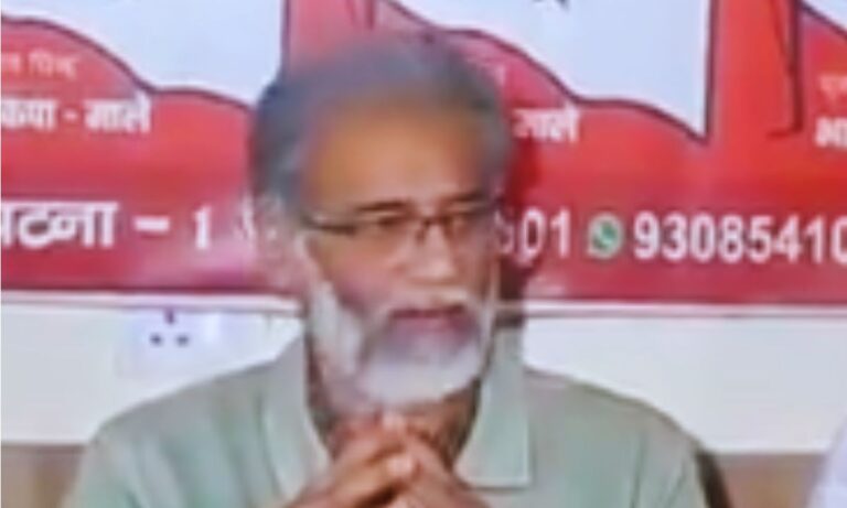 कैंपस में जाति का सच: रोहित वेमुला से दर्शन सोलंकी तक, क्या जातिविहीन समाज सिर्फ एक भ्रम है? भारतीय विश्वविद्यालयों में जातिगत भेदभाव के खिलाफ प्रदर्शन का प्रतीकात्मक दृश्य