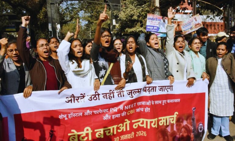 पटना में NEET छात्राओं की हत्या पर उबाल: आइसा का बेटी बचाओ न्याय मार्च, CBI जांच की मांग पटना में NEET छात्राओं की हत्या पर उबाल: आइसा का बेटी बचाओ न्याय मार्च, CBI जांच की मांग