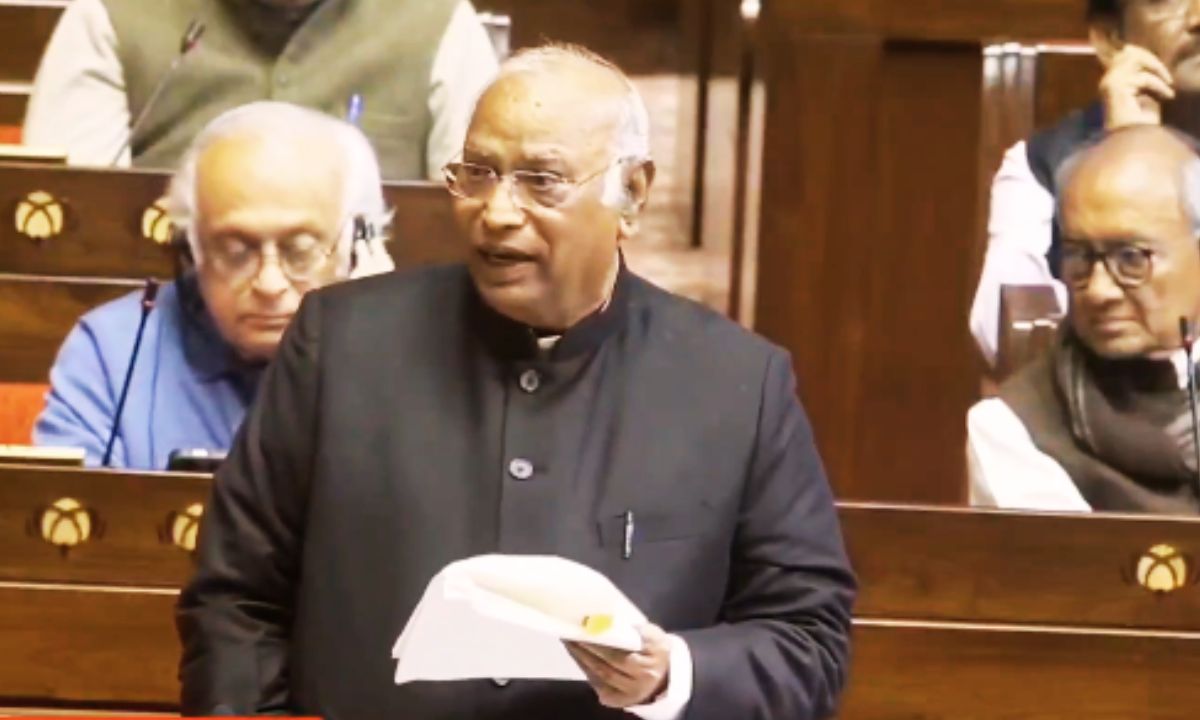 कांग्रेस अध्यक्ष मल्लिकार्जुन खड़गे BJP की नफरत की राजनीति पर बयान देते हुए