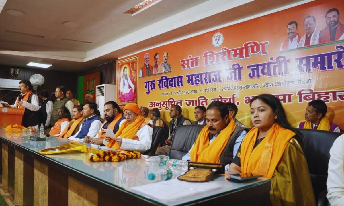 भाजपा प्रदेश कार्यालय में संत रविदास जयंती पर पुष्पांजलि अर्पित करते उप मुख्यमंत्री